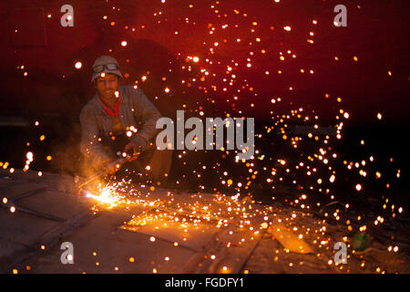 Dhaka, Bangladesh. 18 Février, 2016. Un travailleur utilise-soudeur pour effectuer les réparations d'un grand ferry à arsenal sur la rive du fleuve de Buriganga à Dhaka, Bangladesh, le 18 février 2016. Au moins vingt-huit chantiers occupant 30,96 acres de la Buriganga shore ont été en fonctionnement, sans mesures de sécurité appropriées et des lignes directrices. Les déchets et les produits chimiques à partir de la réparation polluent la rivière. Zakir Hossain Chowdhury Crédit : zakir/Alamy Live News Banque D'Images