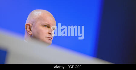 L'Olaf Koch, directeur général de la Metro Group assiste à l'assemblée générale de l'entreprise à Duesseldorf, Allemagne. 19 février 2016. Photo : afp/Vennenbernd Rolf Banque D'Images