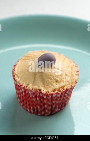 Libre de droit d'un plateau plaque contenant une seule cup cake illustré sur un arrière-plan. Banque D'Images