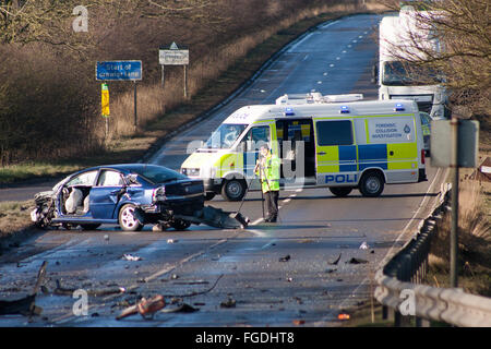 A47, Rutland, UK. 19 février 2016. Collision de la circulation sur la route nationale de l'A47 dans le comté de Rutland a bloqué la route dans les deux directions pendant plus de 3 heures alors que les services d'urgence couper les personnes blessées et de la police du Leicestershire effectué leurs enquêtes. La glace a joué un rôle dans la cause de la smash. Crédit : Jim Harrison/Alamy Live News Banque D'Images