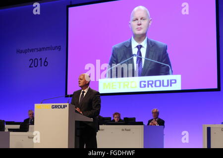 Düsseldorf, Allemagne, le 19 février 2016, Metro AG assemblée générale annuelle : chef de l'Olaf Koch parle. Credit : Juergen Schwarz/Alamy Live News Banque D'Images