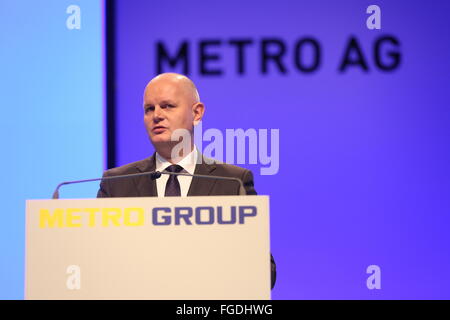 Düsseldorf, Allemagne, le 19 février 2016, Metro AG assemblée générale annuelle : chef de l'Olaf Koch parle. Credit : Juergen Schwarz/Alamy Live News Banque D'Images