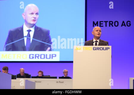 Düsseldorf, Allemagne, le 19 février 2016, Metro AG assemblée générale annuelle : chef de l'Olaf Koch parle. Credit : Juergen Schwarz/Alamy Live News Banque D'Images