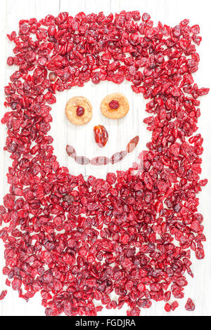 Funny face en fruits secs on white background. Banque D'Images