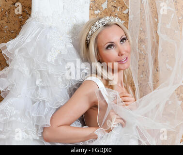 La jeune femme près de robe de mariage Mariage de rêve Banque D'Images