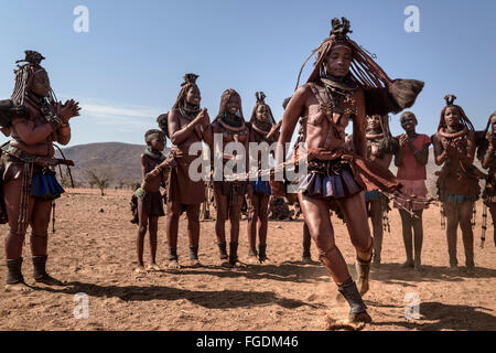 Groupe de danse femmes Himba pendant la journée. Banque D'Images