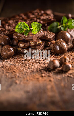 Pile d'assortiment de chocolat sur fond de bois Banque D'Images