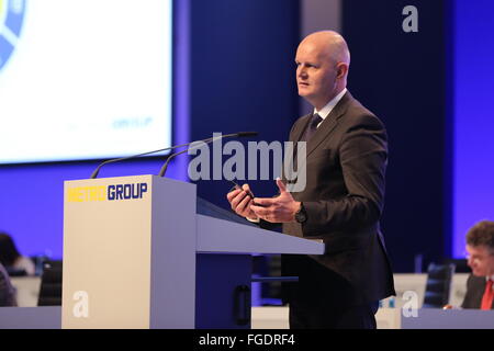 Düsseldorf, Allemagne, le 19 février 2016, Metro AG assemblée générale annuelle : chef de l'Olaf Koch parle. Credit : Juergen Schwarz/Alamy Live News Banque D'Images