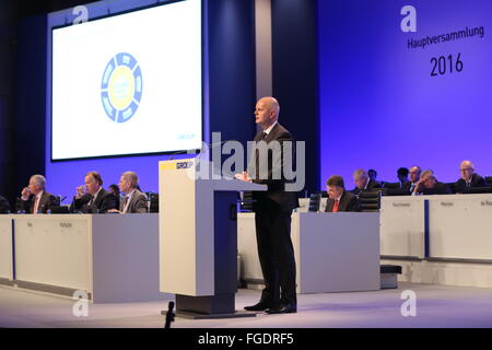 Düsseldorf, Allemagne, le 19 février 2016, Metro AG assemblée générale annuelle : chef de l'Olaf Koch parle. Credit : Juergen Schwarz/Alamy Live News Banque D'Images