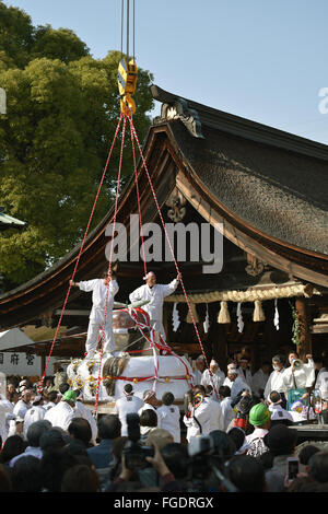 Gâteau de riz géant est déchargé à l'Hall de Konomiya Haiden de culte. Banque D'Images