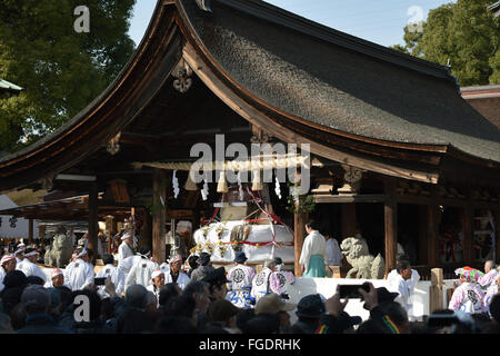 Gâteau de riz géant est déchargé à l'Hall de Konomiya Haiden de culte. Banque D'Images