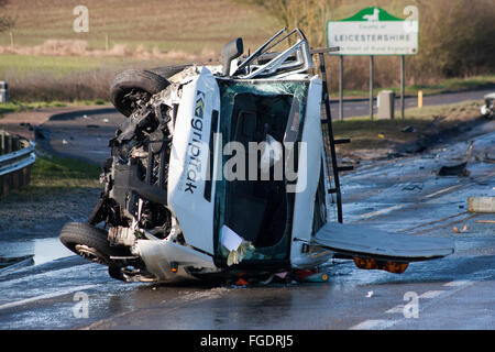 A47, Rutland, UK. 19 février 2016. Collision de la circulation sur la route nationale de l'A47 dans le comté de Rutland a bloqué la route dans les deux directions pendant plus de 3 heures alors que les services d'urgence couper les personnes blessées et de la police du Leicestershire effectué leurs enquêtes. La glace a joué un rôle dans la cause de la smash. Crédit : Jim Harrison/Alamy Live News Banque D'Images