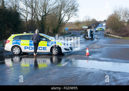 A47, Rutland, UK. 19 février 2016. Collision de la circulation sur la route nationale de l'A47 dans le comté de Rutland a bloqué la route dans les deux directions pendant plus de 3 heures alors que les services d'urgence couper les personnes blessées et de la police du Leicestershire effectué leurs enquêtes. La glace a joué un rôle dans la cause de la smash. Crédit : Jim Harrison/Alamy Live News Banque D'Images