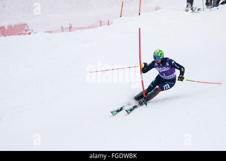 Chamonix, France. 19 Février, 2016. L'épreuve du combiné alpin masculin (descente et slalom) a commencé avec la section slalom de la course au lieu de la descente en raison des conditions météorologiques (neige lourde) à Chamonix à 10:30h. La skieuse de l'équipe italienne Dominik PARIS prend le cours. Après la première manche, la skieuse de l'équipe française Pinterault Alex mène. Après la première exécution les classements sont 1- Alexis PINTURAULT (FRA) 42,55 2- MERMILLOD BLONDIN Thomas (Fra) 42.91 3- MUFFAT-JEANDET Victor (FRA) 75.93 Crédit : Genyphyr Novak/Alamy Live News Banque D'Images