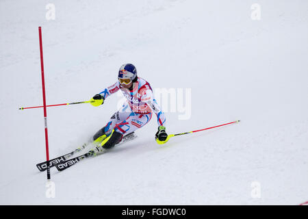 Chamonix, France. 19 Février, 2016. L'épreuve du combiné alpin masculin (descente et slalom) a commencé avec la section slalom de la course au lieu de la descente en raison des conditions météorologiques (neige lourde) à Chamonix à 10:30h. Membre de l'équipe française PINTERAULT d'Alexis. Après la première manche, la skieuse de l'équipe française Pinterault Alexis mène le classement. Après la première exécution les classements sont 1- Alexis PINTURAULT (FRA) 42,55 2- MERMILLOD BLONDIN Thomas (Fra) 42.91 3- MUFFAT-JEANDET Victor (FRA) 75.93 Crédit : Genyphyr Novak/Alamy Live News Banque D'Images