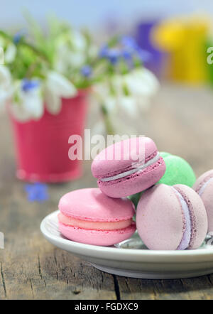 Vintage still life with macarons et fleurs de printemps Banque D'Images