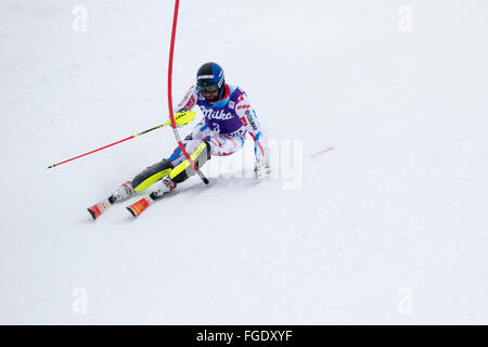 Chamonix, France. 19 Février, 2016. L'épreuve du combiné alpin masculin (descente et slalom) a commencé avec la section slalom de la course au lieu de la descente en raison des conditions météorologiques (neige lourde) à Chamonix à 10:30h. Membre de l'équipe française Thomas MERMILLOD BLONDIN. Après la première exécution les classements sont 1- Alexis PINTURAULT (FRA) 42,55 2- MERMILLOD BLONDIN Thomas (Fra) 42.91 3- MUFFAT-JEANDET Victor (FRA) 75.93 Crédit : Genyphyr Novak/Alamy Live News Banque D'Images