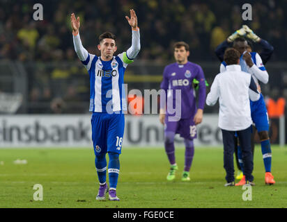 Dortmund, Allemagne. 16Th Jun 2016. Porto, l'Hector Herrera réagit après l'UEFA Europa League entre le Borussia Dortmund et le FC Porto au Signal Iduna Park de Dortmund, Allemagne, 18 février 2016. Photo : Guido Kirchner/dpa/Alamy Live News Banque D'Images