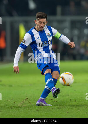 Dortmund, Allemagne. 16Th Jun 2016. Porto, l'Hector Herrera en action au cours de l'UEFA Europa League entre le Borussia Dortmund et le FC Porto au Signal Iduna Park de Dortmund, Allemagne, 18 février 2016. Photo : Guido Kirchner/dpa/Alamy Live News Banque D'Images