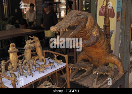 Affichage des crocodiles en peluche dans un magasin, Siem Reap, Cambodge, Asie. Banque D'Images