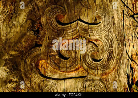 NEW ZEALAND MAORI SCULPTURES SUR BOIS Banque D'Images