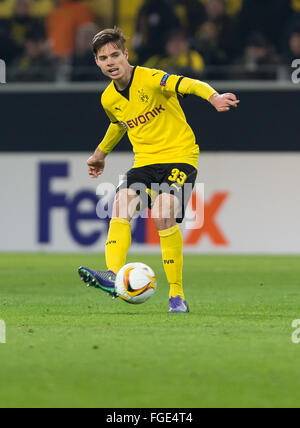 Dortmund, Allemagne. 16Th Jun 2016. Dortmund's Julian Weigla en action au cours de l'UEFA Europa League entre le Borussia Dortmund et le FC Porto au Signal Iduna Park de Dortmund, Allemagne, 18 février 2016. Photo : Guido Kirchner/dpa/Alamy Live News Banque D'Images