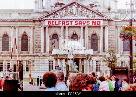 Belfast, en Irlande du Nord, 1985. Belfast dit 'non' bannière est affichée sur Belfast City Hall dans l'opposition à l'Accord anglo-irlandais. La Haute Cour a ordonné son retrait le 7 février 1986 suite à l'action de l'Alliance. Il a été remplacé par un signe "dedans" l'hôtel de ville (dans un dôme sur le toit), mais reste visible de l'extérieur qui ne pourrait pas être légiféré contre. Banque D'Images