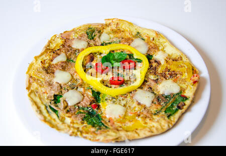 Un épinards, menthe, piment et poivre omelette dans un plat isolé sur fond blanc. Un régime alimentaire sain repas Omelette. Banque D'Images