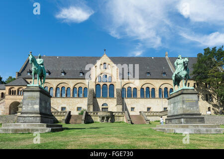 Statue équestre les empereurs Friedrich Barbarossa Wilhelm Der Grosse (Palais Impérial Kaiserpfalz) Harz Goslar Basse-saxe Banque D'Images