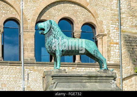 Les Lions du Nouveau-Brunswick réplique statue en bronze (Palais Impérial Kaiserpfalz) Harz Goslar Basse-saxe Allemagne Site du patrimoine mondial de l'UNESCO Banque D'Images