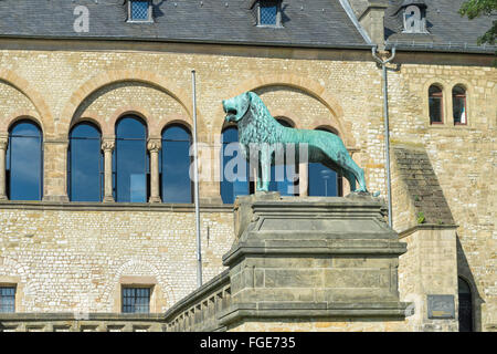 Les Lions du Nouveau-Brunswick réplique statue en bronze (Palais Impérial Kaiserpfalz) Harz Goslar Basse-saxe Allemagne Site du patrimoine mondial de l'UNESCO Banque D'Images