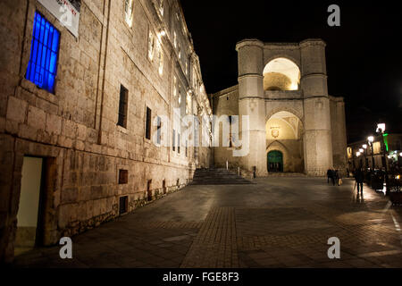 Vue nocturne de l'église de San Benito el Real, a été construite de 1499 à 1515, selon les plans de Juan de Arandia et García de Olave. Il est entièrement construit en pierre. C'est l'un des monuments remarquables de Valladolid VALLADOLID-ESPAGNE 12/02/2016 Banque D'Images