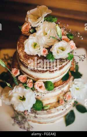 Gâteau de mariage avec des roses crème fouettée Banque D'Images