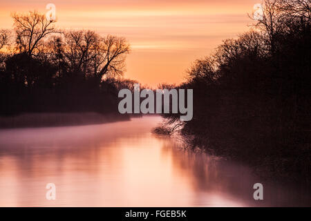 Un hiver brumeux lever du soleil sur la rivière Kennett dans le Wiltshire. Banque D'Images