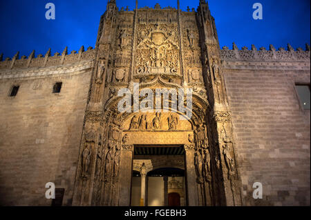 Le Collège de San Gregorio de Valladolid est le siège du Musée National de Sculpture. Il est l'un des meilleurs exemples de l'architecture de l'époque des Rois Catholiques. En particulier, son couvercle célèbre pour sa décoration raffinée, de proportions élégantes et un des symboles du pouvoir apparent. VALLADOLID-ESPAGNE 12/02/2016 Banque D'Images