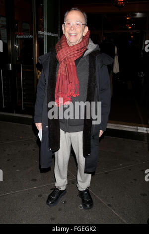 Soirée d'ouverture de bruits Off à l'American Airlines Theatre - Arrivées. Avec : Joel Grey Où : New York, New York, United States Quand : 14 Jan 2016 Banque D'Images