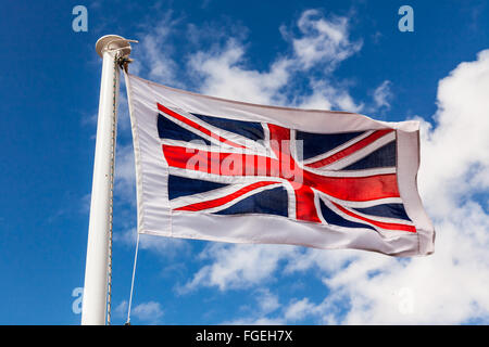 Union Jack Flag sur un mât dans le vent. Banque D'Images