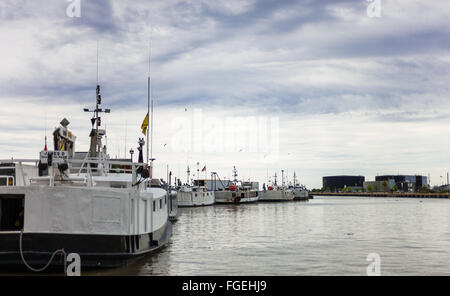 8 août 2015 - Port Stanley, Canada. Les chalutiers de pêche commerciale attaché le long du quai dans le village de pêcheurs de Port Stanley Banque D'Images