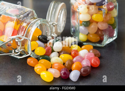 Bonbons bonbons colorés dans un pot Mason tourné avec un focus sélectif, Banque D'Images