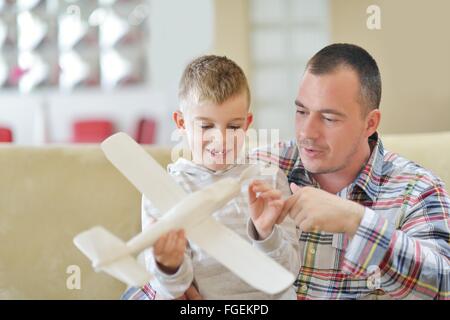 Père et fils assemblage toy airplane Banque D'Images