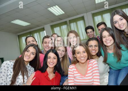 Heureux à l'école groupe adolescents Banque D'Images