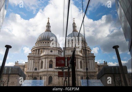 La Cathédrale de St Paul, reflétée dans les fenêtres de l'un développement nouveau changement, London England UK Banque D'Images