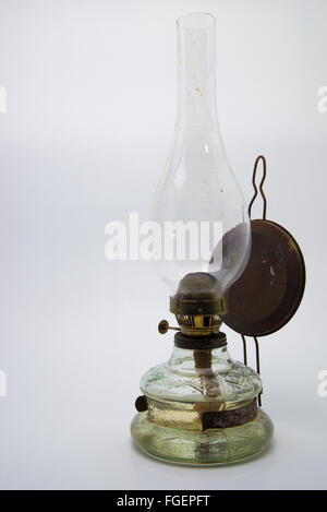 Ancienne lampe à pétrole isolé sur fond blanc Banque D'Images