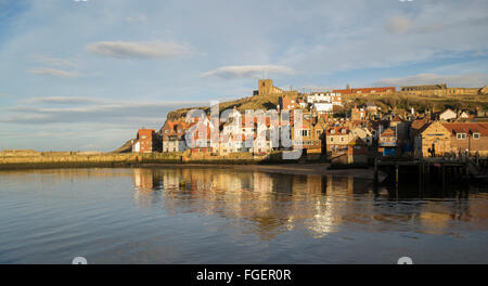 Vue sur le port de Whitby pendant la golden hour. En regardant vers la vieille ville, l'église et l'abbaye de Whitby. Banque D'Images