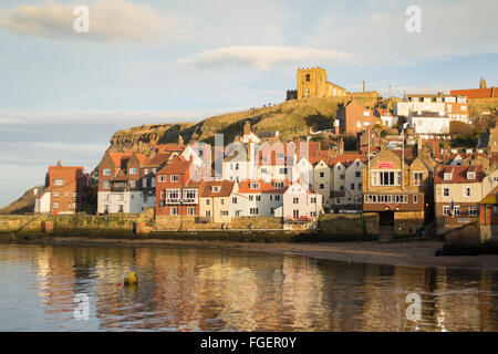 Vue sur le port de Whitby pendant la golden hour. En regardant vers la vieille ville, l'église et l'abbaye de Whitby. Banque D'Images