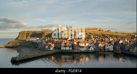 Vue sur le port de Whitby pendant la golden hour. En regardant vers la vieille ville, l'église et l'abbaye de Whitby. Banque D'Images