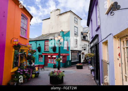 Carré d'un petit village irlandais de maisons et de boutiques plein de couleurs, de Kinsale, dans le comté de Cork, Irlande Banque D'Images