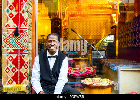 Smiling waiter Africaine au Caire, Egypte Banque D'Images