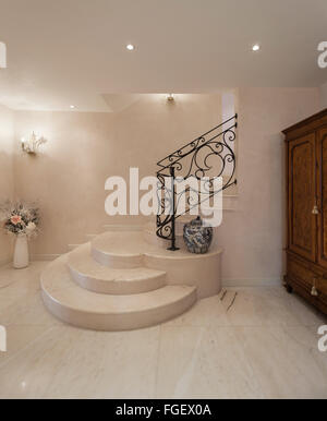 Hall d'un hôtel particulier de luxe, escalier de marbre Banque D'Images