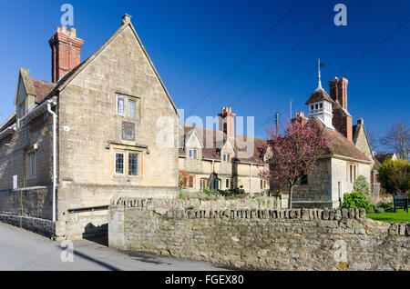 Côté du vieux bâtiment en pierre de Cotswold dans Worcestershire avec un cadran solaire sur le mur Banque D'Images